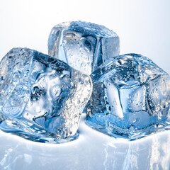 Кубики льда на стекле