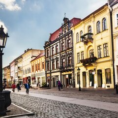 Старая улица с фонарями