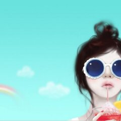 Молодая девушка с коктейлем