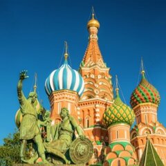 Храм Василия Блаженного на фоне синего неба
