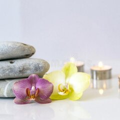 Цветки орхидеи и свечи