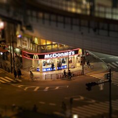 Макдональдс под мостом