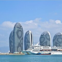 Белый лайнер в море