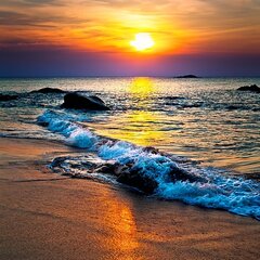 Солнце садится в море