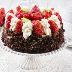 Шоколадный торт со сливками м клубникой