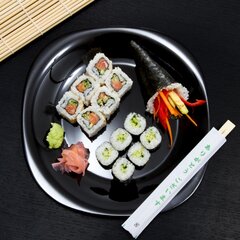 Вкусные роллы на черном фоне