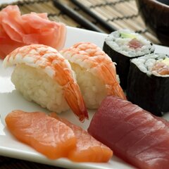 Вкусные суши и роллы с рыбой