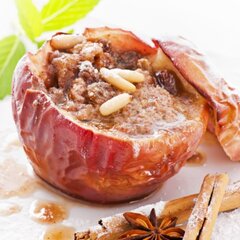 Яблоко запеченное с орешками и корицей