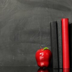Книги на полке на черном фоне