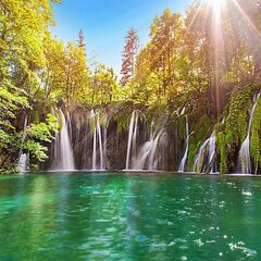 Красивый водопад в лесу