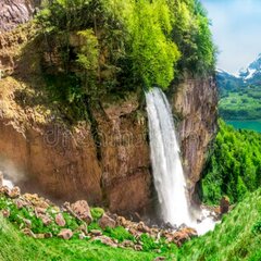Водопад в горах Швейцарии