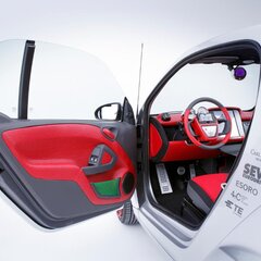Открытая дверь авто