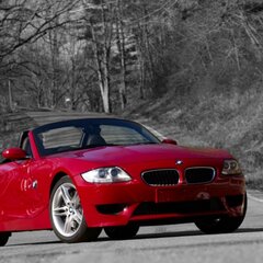 Красный BMW на лесной дороге