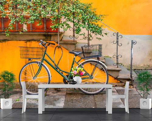 Велосипед на фоне желтой стены Велосипед на фоне желтой стены