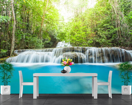 Красивый водопад под ярким солнцем Красивый водопад под ярким солнцем