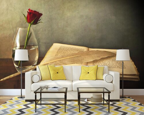 Единственная роза в вазе на столе с книгой Единственная роза в вазе на столе с книгой