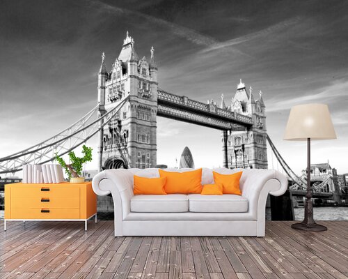 Тауэрский мост и красный автобус на черно-белом фоне Тауэрский мост и красный автобус на черно-белом фоне