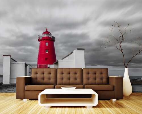 Красный маяк на берегу моря Красный маяк на берегу моря