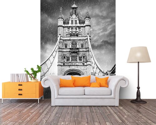 Зонт на мосту под дождем Зонт на мосту под дождем