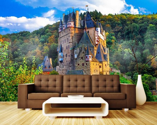 Разрушающийся замок в осеннем лесу Разрушающийся замок в осеннем лесу