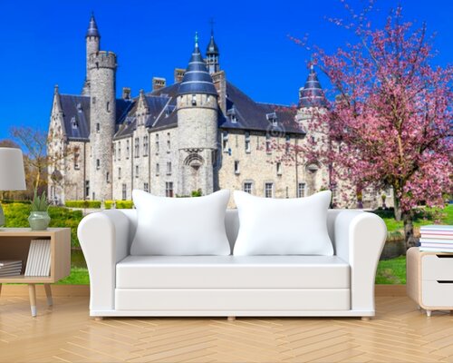 Замок в Бельгии весной Замок в Бельгии весной