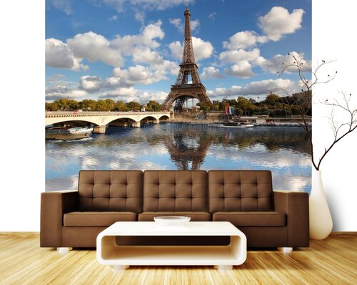 Эйфелева башня с отражением в воде Эйфелева башня с отражением в воде