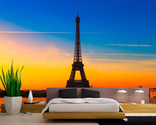 Эйфелева башня на ярком восходе солнца Эйфелева башня на ярком восходе солнца