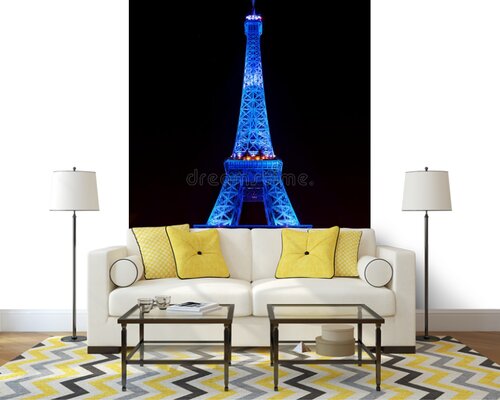 Эйфелева башня с синей подсветкой Эйфелева башня с синей подсветкой