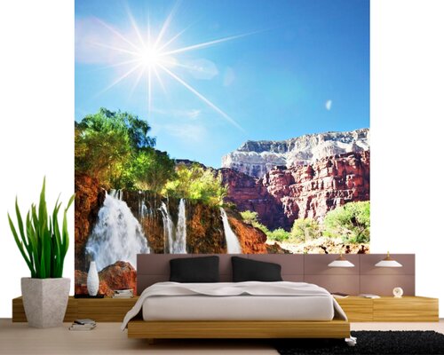 Водопад в горах и солнце Водопад в горах и солнце