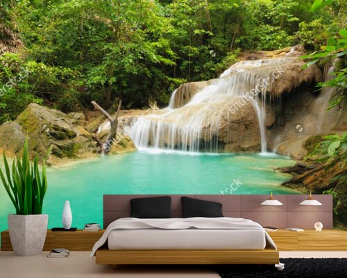 Красивый водопад и изумрудное озеро Красивый водопад и изумрудное озеро