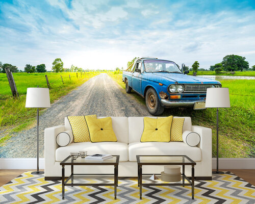 Старый пикап на проселочной дороге Старый пикап на проселочной дороге