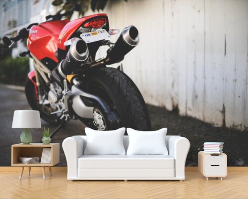 Красный спортивный мотоцикл Красный спортивный мотоцикл