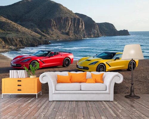 Красный и желтый автомобиль на берегу моря Красный и желтый автомобиль на берегу моря