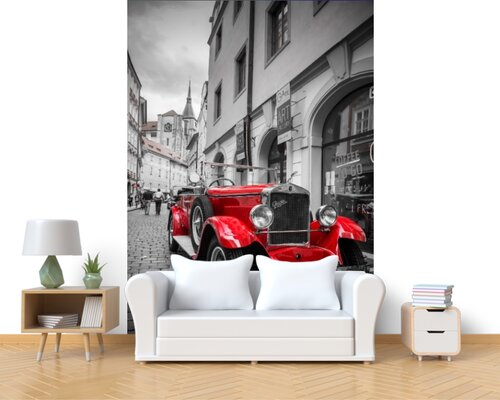 Красный ретро автомобиль в городе Красный ретро автомобиль в городе