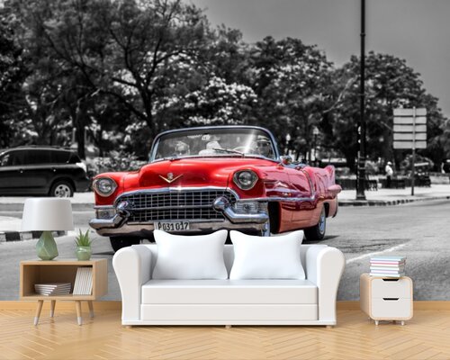 Красный ретро автомобиль на дороге Красный ретро автомобиль на дороге