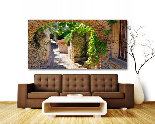 Каменная арка на улице Прованса Каменная арка на улице Прованса