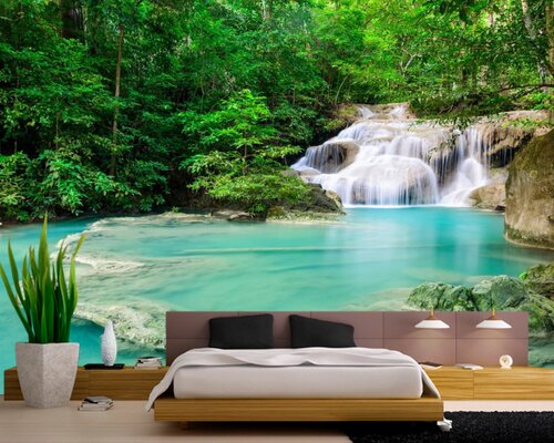 Красивый водопад в зелени деревьев Красивый водопад в зелени деревьев