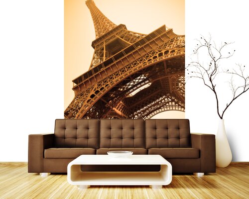 Эйфелева башня уходит ввысь Эйфелева башня уходит ввысь