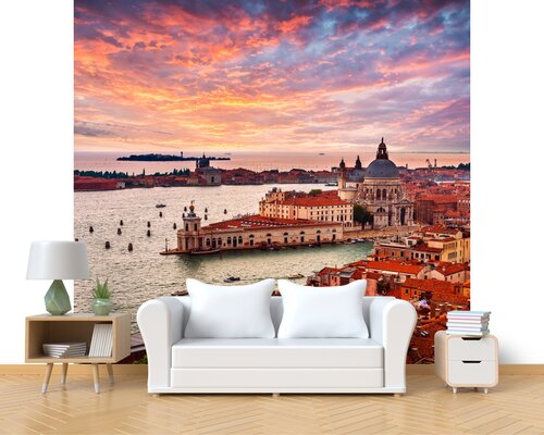 Яркий закат в Венеции Яркий закат в Венеции