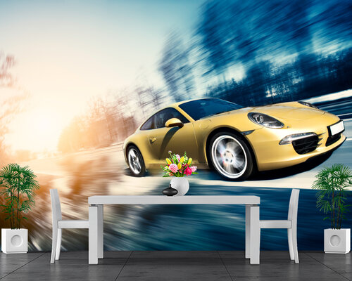 Мчащийся желтый автомобиль Мчащийся желтый автомобиль