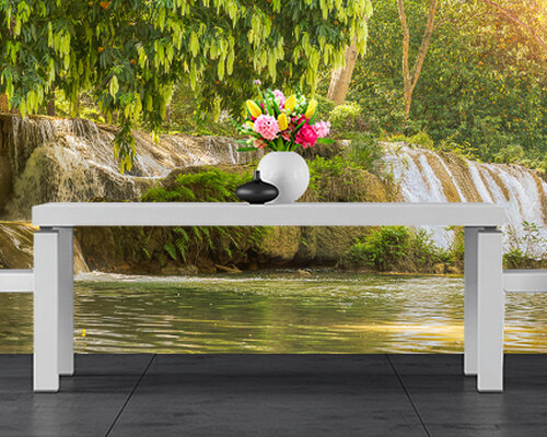 Водопад в весеннем парке Водопад в весеннем парке